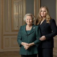 Beatriz de Holanda y Amalia de Holanda en el 85 cumpleanos de Beatriz de Holanda