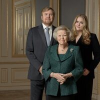 Guillermo Alejandro de Holanda, Amalia de Holanda y Beatriz de Holanda en el 85 cumpleaños de Beatriz de Holanda