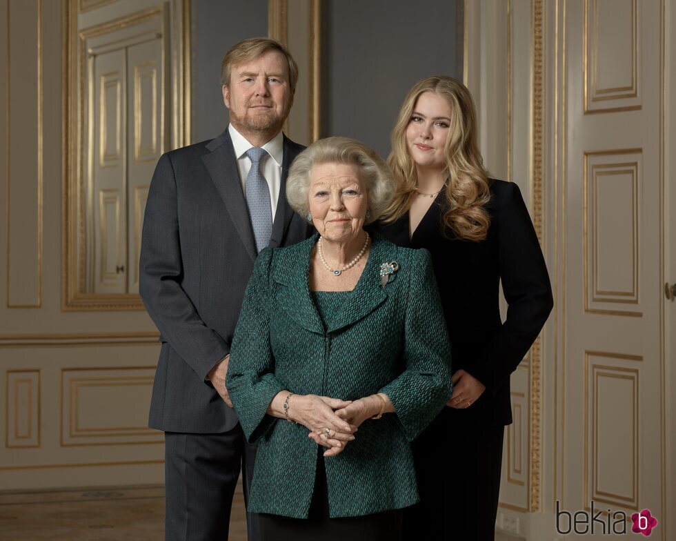 Guillermo Alejandro de Holanda, Amalia de Holanda y Beatriz de Holanda en el 85 cumpleaños de Beatriz de Holanda