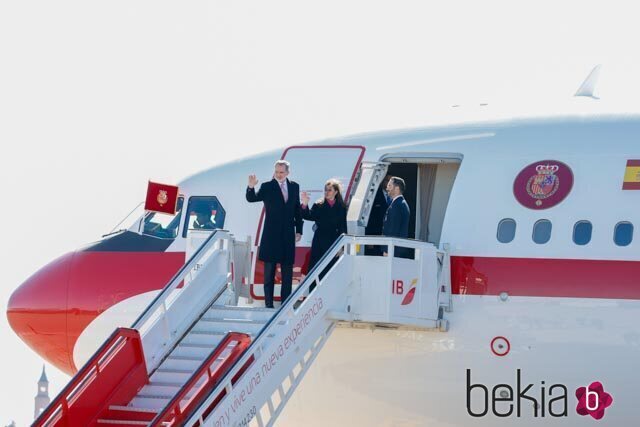 Los Reyes Felipe y Letizia al subir al avión que les llevó a Angola para su Visita de Estado