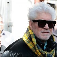 Pedro Almodóvar en la capilla ardiente de Carlos Saura
