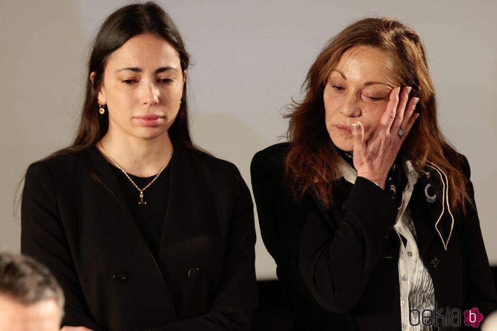 Anna Saura y Eulalia Ramón en la capilla ardiente de Carlos Saura