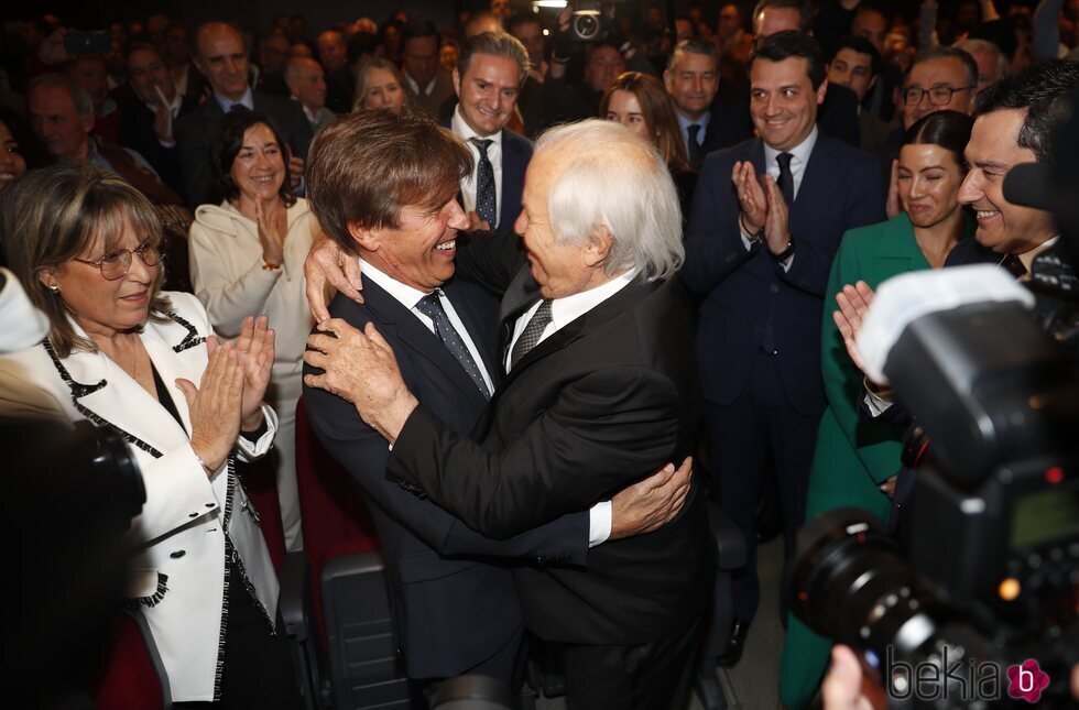 Manuel Díaz 'El Cordobés' sonríe a su padre Manuel Benítez en su acto de reconocimiento