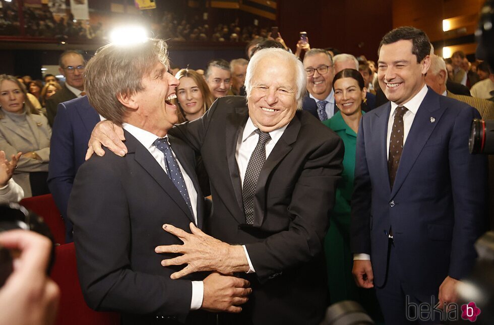 Manuel Díaz 'El Cordobés' y Manuel Benítez partiéndose de risa en su acto de reconocimiento