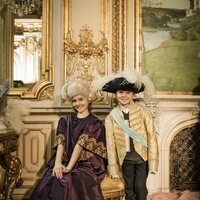Estelle y Oscar de Suecia vestidos con trajes de ópera en su visita a la Royal Swedish Opera