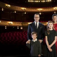 Victoria y Daniel de Suecia y sus hijos Estelle y Oscar en su visita a la Royal Swedish Opera