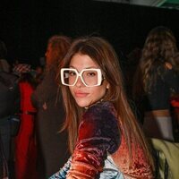 Anita Matamoros en una de las mesas de un desfile en la MBFWMadrid 2023