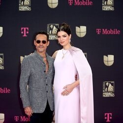 Marc Anthony y Nadia Ferreira en los Premios Lo Nuestro 2023