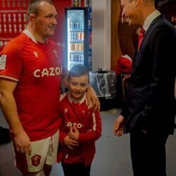El Príncipe Guillermo hablando con un jugador de rubgy de Gales