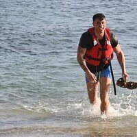 Diego Pérez llegando a la playa en la primera gala de 'Supervivientes 2023'