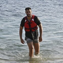 Asraf Beno llegando a la playa en la primera gala de 'Supervivientes 2023'