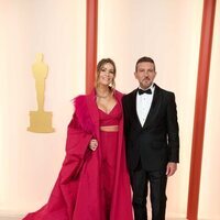 Antonio Banderas y Nicole Kimpel en la alfombra roja de los Premios Oscar 2023