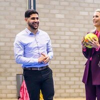Máxima de Holanda con un balón en una visita de trabajo sobre deporte y salud mental