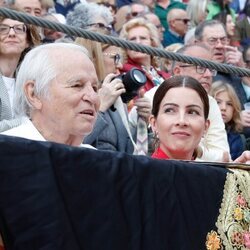 Manuel Benítez y Virginia Troconis presenciando una corrida de toros de Manuel Díaz El Cordobés