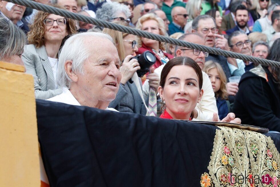 Manuel Benítez y Virginia Troconis presenciando una corrida de toros de Manuel Díaz El Cordobés