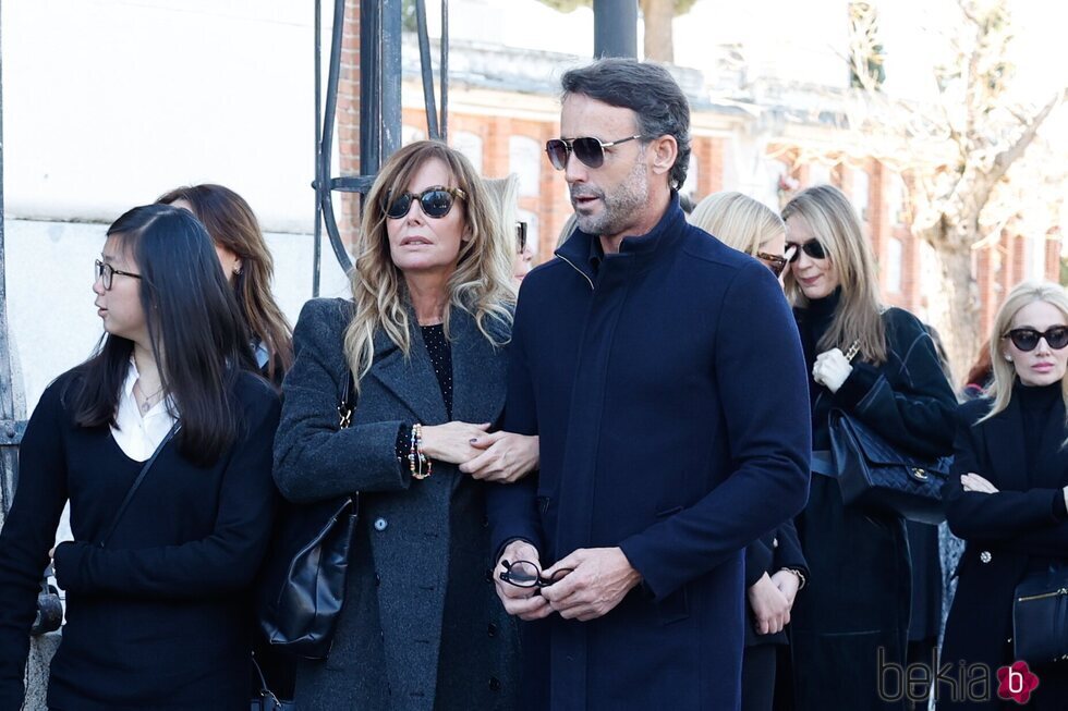 Álvaro Muñoz Escassi y Lara Dibildos en el entierro de Laura Valenzuela