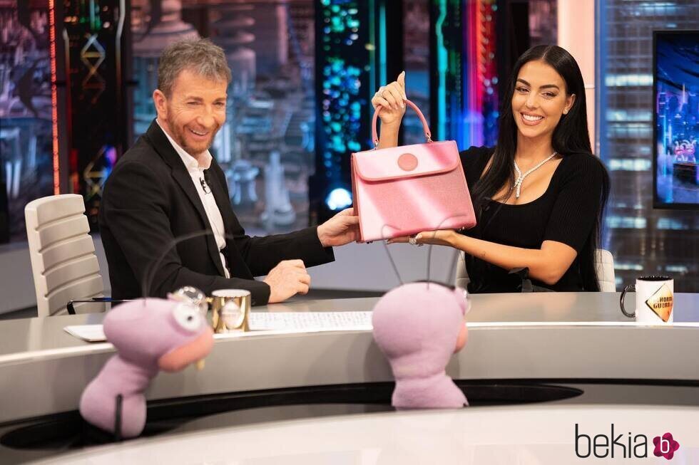 Georgina Rodríguez regala a Pablo Motos un bolso en 'El Hormiguero'
