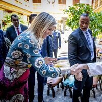 Máxima de Holanda saludando a un ciudadano en la medina de Rabat