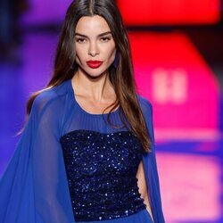Joana Sanz desfilando para Lola Casademunt en la MBFW Madrid de febrero de 2023