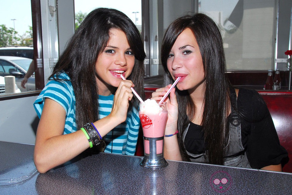 Selena Gomez y Demi Lovato se toman un batido