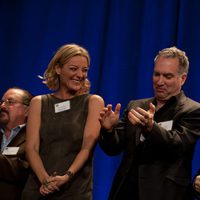 Lucy Walker, Jim Taylor y Martin Scorsese en la comida de los nominados a los Oscar 2012