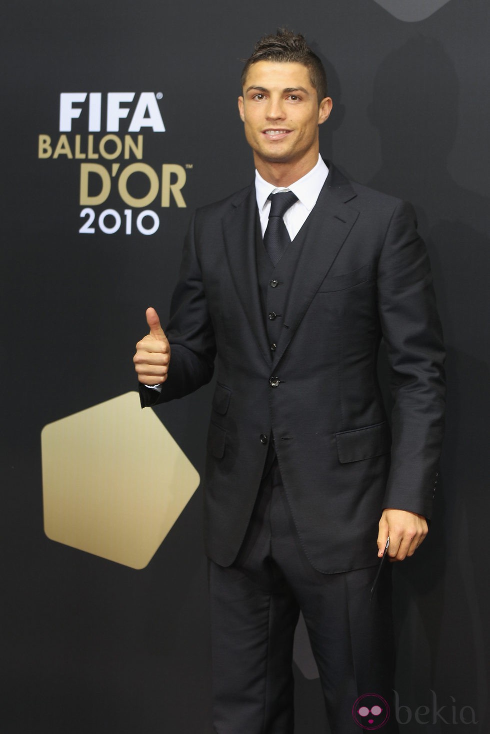 Cristiano Ronaldo muy elegante de traje en una entrega de premios