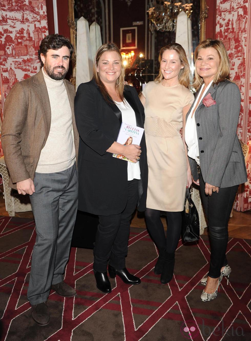 Cari Lapique, Fiona Ferrer, Caritina Goyanes y su marido Antonio Matos