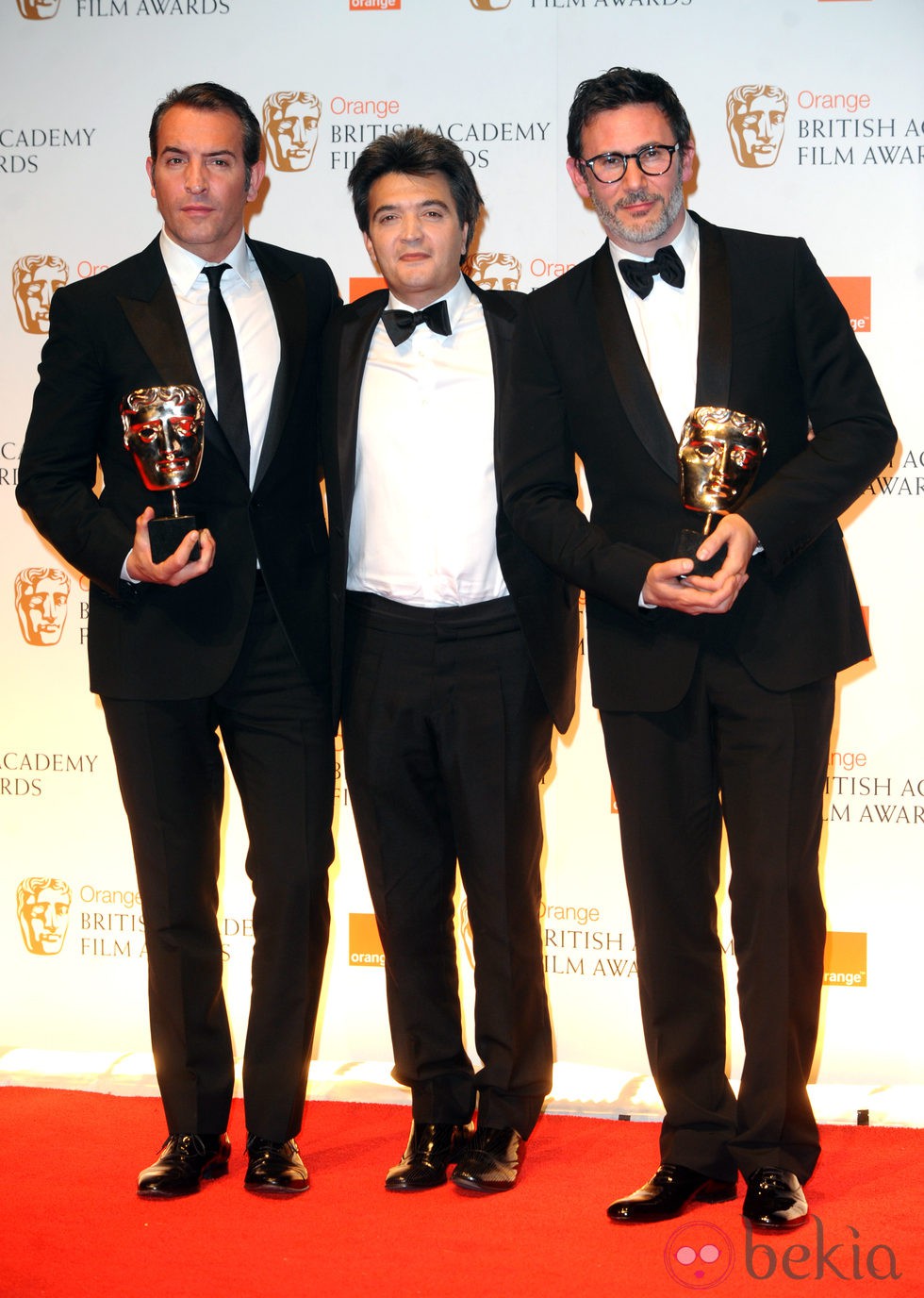 Jean Dujardin, Thomas Langmann y Michel Hazanavicius en los Bafta 2012
