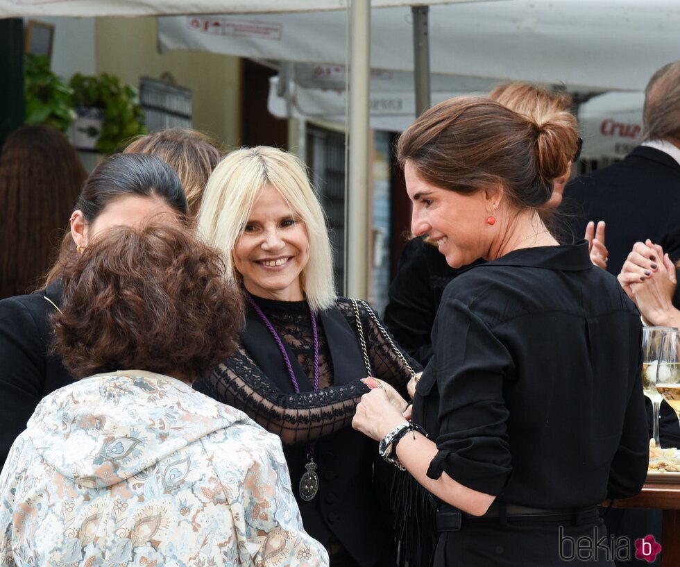 Eugenia Martínez de Irujo con Lourdes Montes en la procesión de la Esperanza en Triana