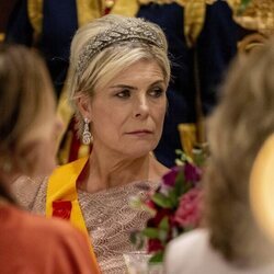 Laurentien de Holanda con la tiara de laurel en la cena de Estado al Presidente de Francia