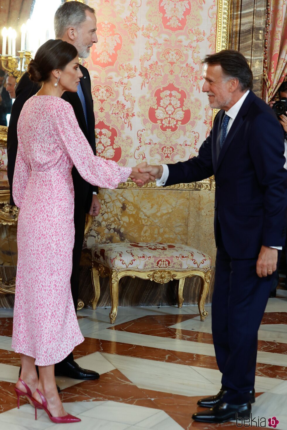 Los Reyes Felipe y Letizia saludan a José Crehueras en el almuerzo por el Premio Cervantes 2022