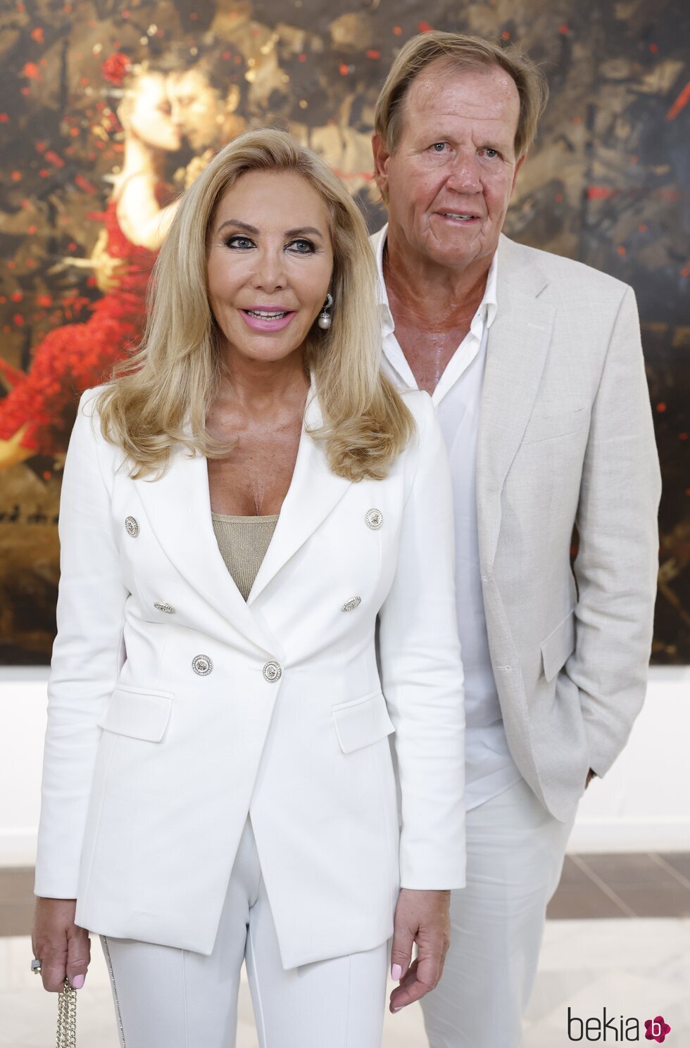 Norma Duval y Matthias Kühn posan juntos en una exposición de arte