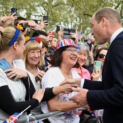 El Príncipe Guillermo saludando a unas mujeres el día antes de la coronación