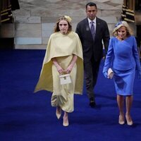 Jill Biden y su nieta Finnegan acudiendo a la Coronación del Rey Carlos III