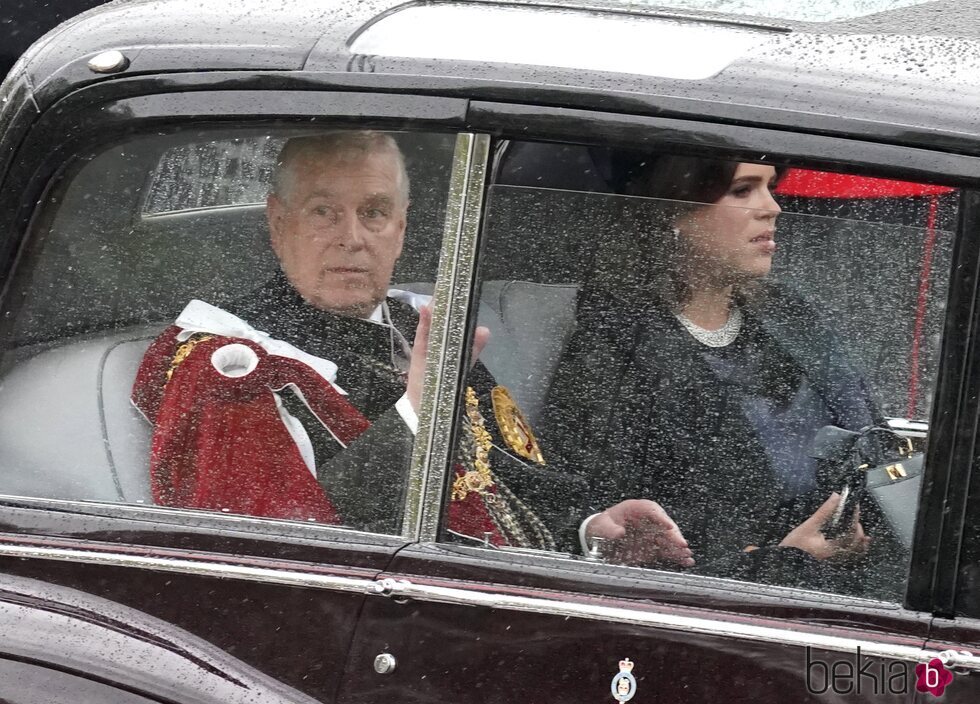 El Príncipe Andrés y Eugenia de York llegando a la Coronación de Carlos III