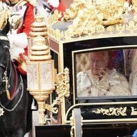 Los Reyes Carlos y Camilla en la carroza antes de la Coronación