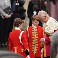 El Príncipe George y el Rey Carlos a su llegada a la Coronación