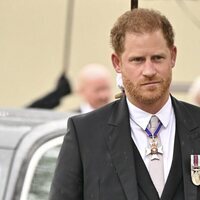 El Príncipe Harry entrando a la Abadía para la Coronación de Carlos III