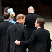 El Príncipe Harry y Edoardo Mappelli en la Coronación de Carlos III