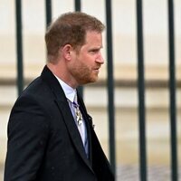 El Príncipe Harry, con gesto compungido al llegar a la Coronación de Carlos III