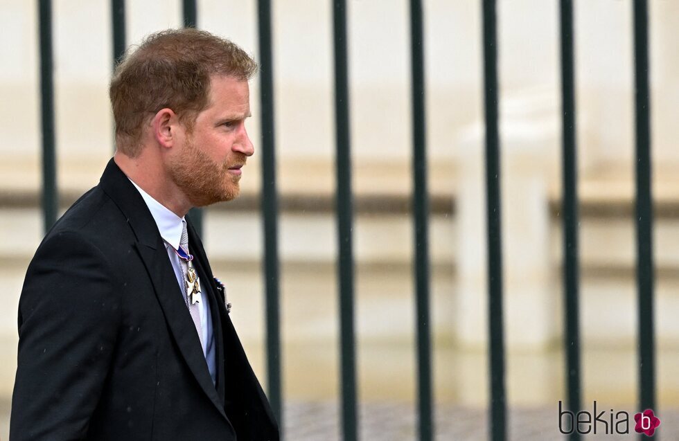 El Príncipe Harry, con gesto compungido al llegar a la Coronación de Carlos III