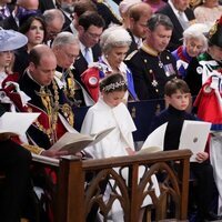 El Príncipe Harry en la tercera fila de la Abadía de Westminster en la Coronación de Carlos III