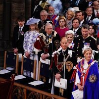 Los Duques de Edimburgo y sus hijos, los Gloucester, el Duque de Kent, Alexandra de Kent, el Príncipe Harry, los York  y los Phillips en la Coronación de C