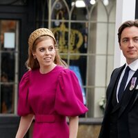 El Príncipe Harry y Beatriz de York y Edoardo Mapelli Mozzi en la Coronación de Carlos III