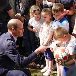 El Príncipe Guillermo con unos niños en The Big Lunch por la Coronación