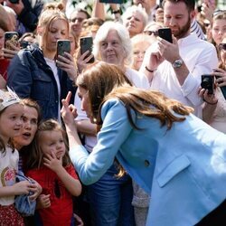 Kate Middleton con unas niñas en The Big Lunch por la Coronación