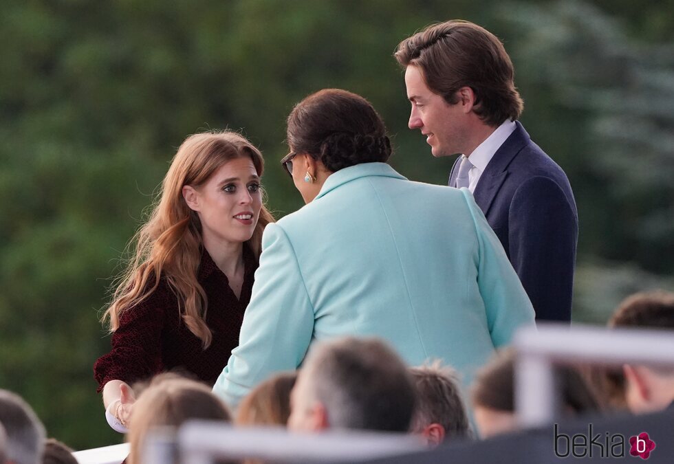 Beatriz de York y Edoardo Mapelli Mozzi hablando con la Secretaria General de la Commonwealth en el Concierto de la Coronación