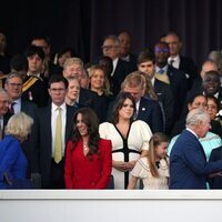 El Príncipe Guillermo y Kate Middleton saludan a los Reyes Carlos y Camilla en el Concierto de la Coronación