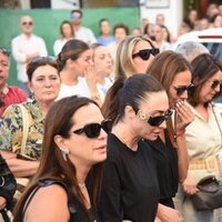 Rocío Martín Berrocal, Eva González y Madame de Rosa durante el funeral de Cristo Bánez