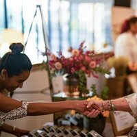 La Reina Sofía saludando a una mujer en la Spain Fusion Texas 2023 en Houston